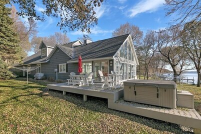 Green Lake-Suite 2 BR, 1BA w Walkout Lake access,  Paddleboards,Kayaks and Dock