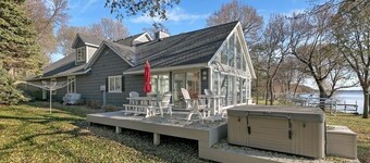 Green Lake-Suite 2 BR, 1BA w Walkout Lake access, Paddleboards,Kayaks and Dock