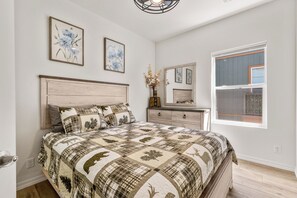 3 bedrooms, desk, iron/ironing board, free WiFi - Flagstaff Getaway, a perfect 10.0 Spot for a family stay. (Flagstaff)