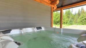 Un bain à remous avec vue sur une forêt.