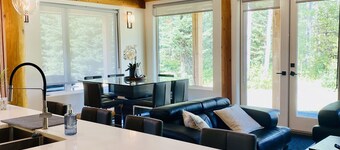 Cozy Kelowna Cabin #5  - Sleeps 14 with private hot tub