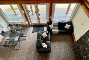 Smart TV, fireplace - Cozy Kelowna Cabin #5 - Sleeps 14 with private hot tub (Kelowna)