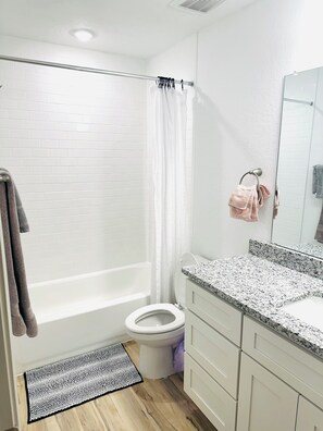 Haartrockner, Bidet, Handtücher, Seife