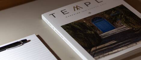 Un libro con el título 'TEMPLE MAGAZINE' sobre un escritorio.