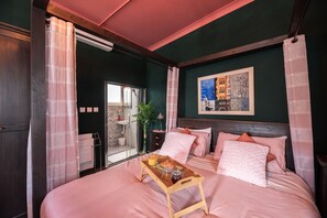 特色装修、特色家居、办公桌、笔记本电脑工作区