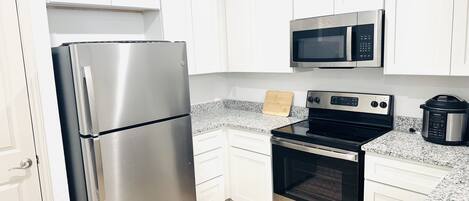 冷蔵庫、電子レンジ、オーブン、コンロ