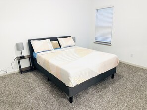 3 habitaciones, tabla de planchar con plancha, wifi y ropa de cama 