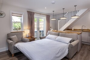 6 soverom, skrivebord, strykejern/-brett og reiseseng for barn