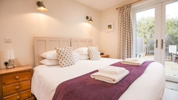 6 makuuhuonetta, työpöytä, silitysrauta/-lauta, vauvan matkasänky