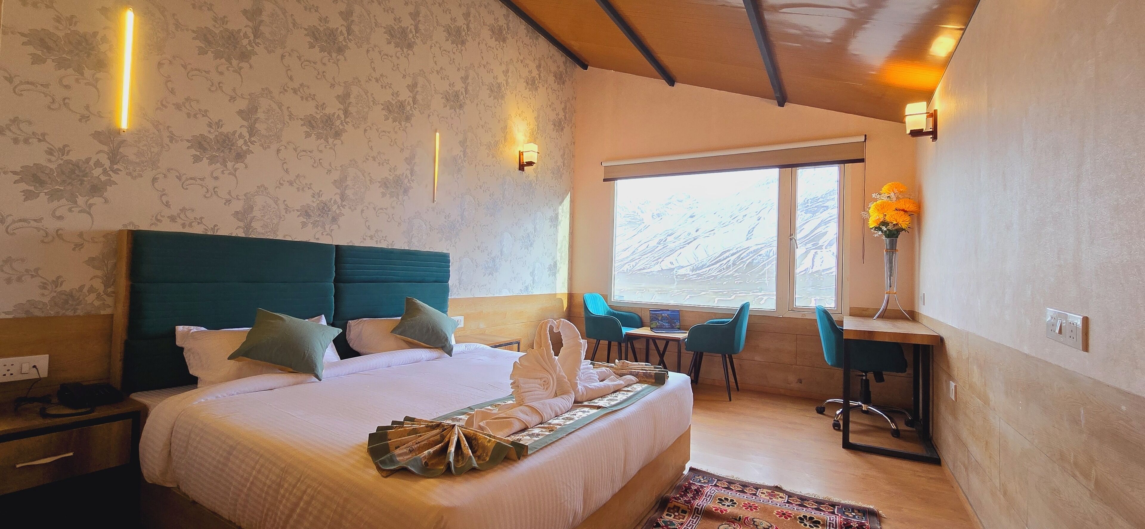 Deluxe Room (Cozy Queen Mountain View) | Pillow-top beds, laptop workspace, rollaway beds, bed sheets