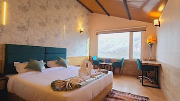 Deluxe Room (Cozy Queen Mountain View) | Pillow-top beds, laptop workspace, rollaway beds, bed sheets