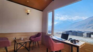 Deluxe Room (Cozy Queen Mountain View) | View from room