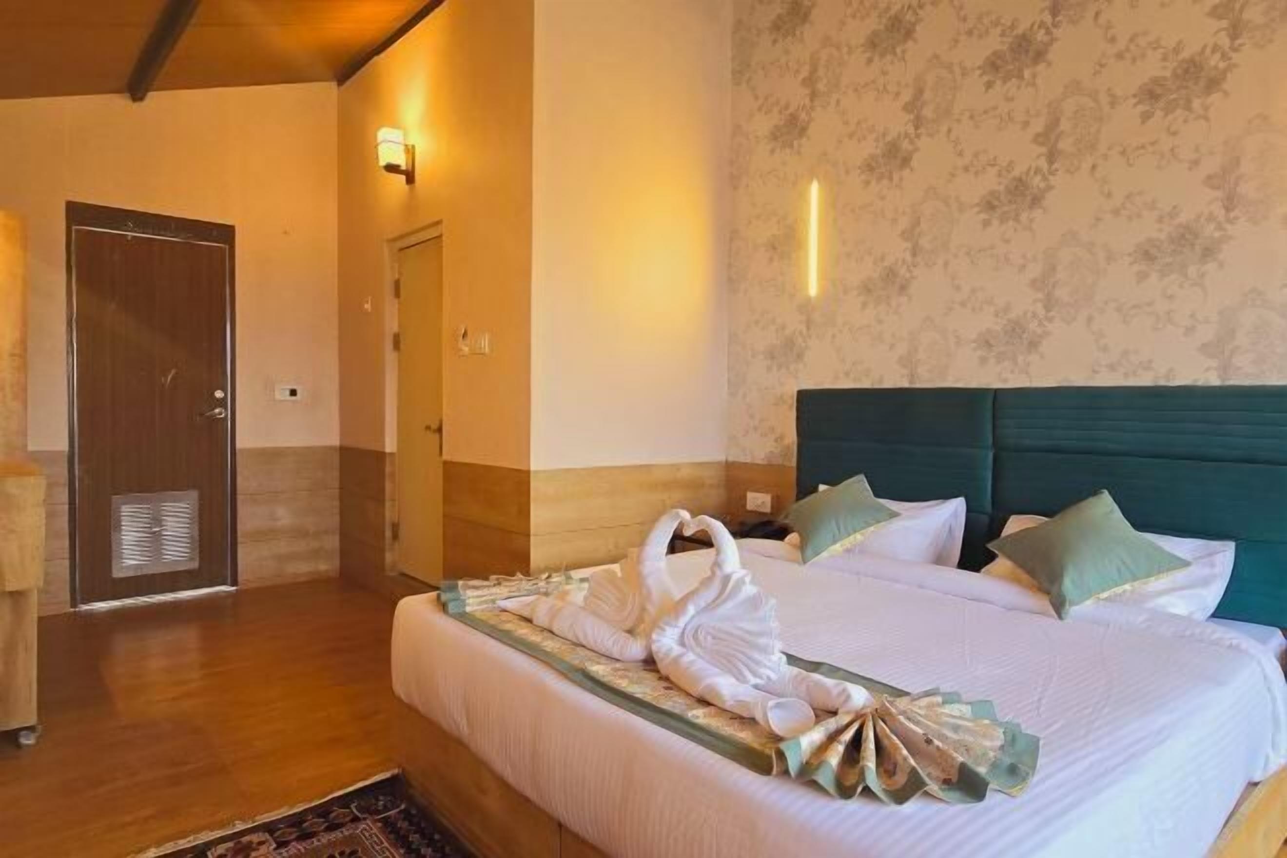 Pillowtop-Betten, laptopgeeigneter Arbeitsplatz, Zustellbetten