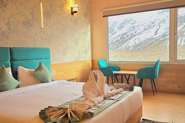 Deluxe Room (Cozy Queen Mountain View) | Pillowtop beds, laptop workspace, rollaway beds (surcharge), bed sheets