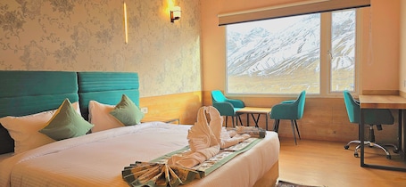 Deluxe Room (Cozy Queen Mountain View) | Pillowtop beds, laptop workspace, rollaway beds, bed sheets. Hotel Spiti Villa Himalayan Brothers