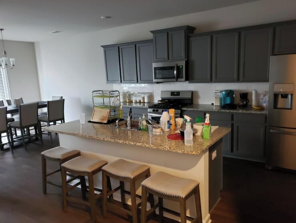 Kjøleskap, mikrobølgeovn, ovn og kokeplater