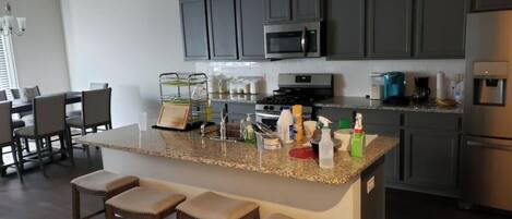 Kjøleskap, mikrobølgeovn, ovn og kokeplater