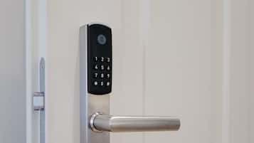 Una puerta moderna con cerradura electrónica numérica.