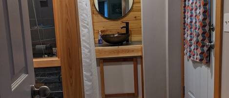 Douche, sèche-cheveux, papier toilette