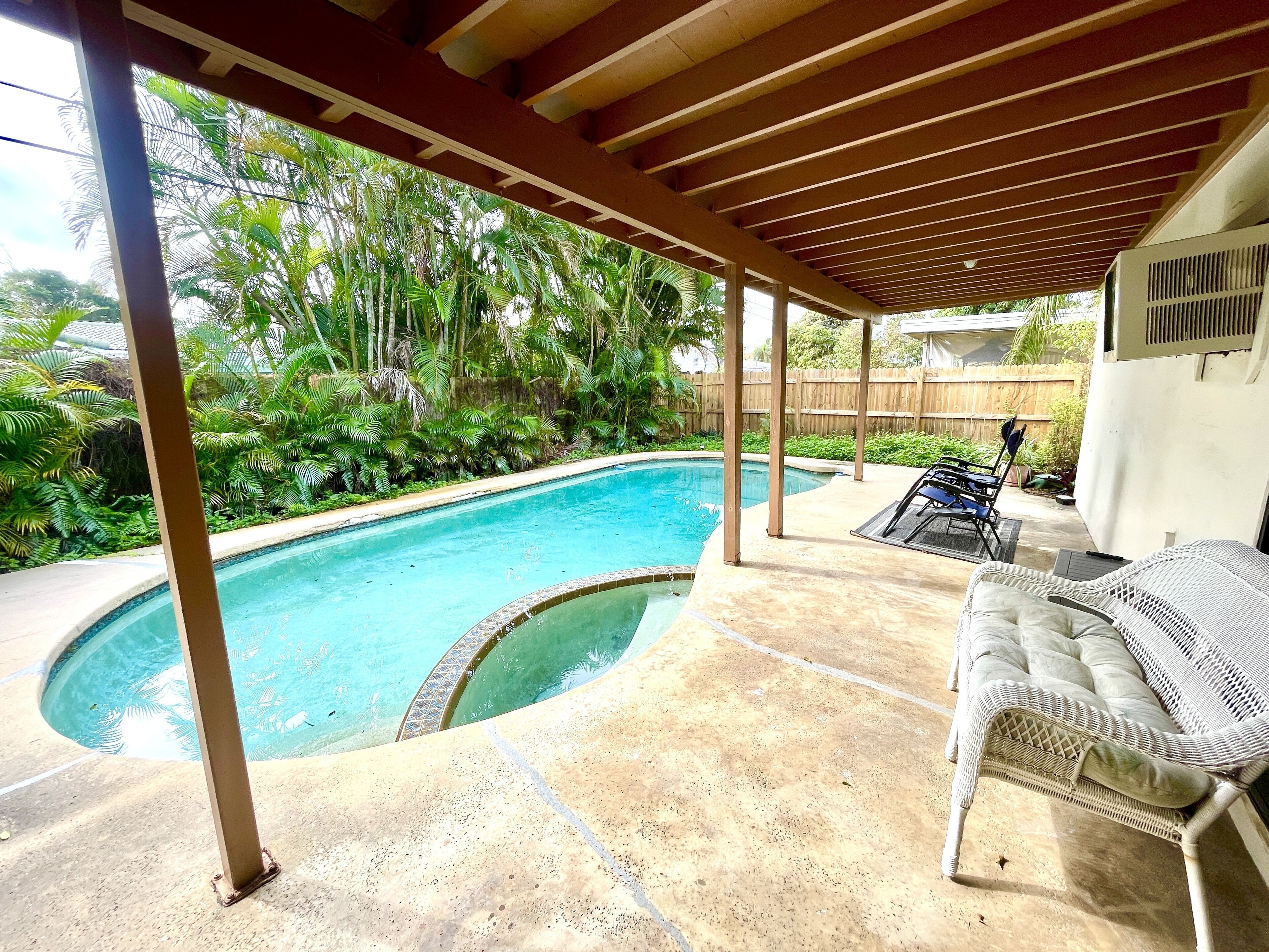 Beautiful Pool Home Less Than a Five Minute Drive to the Beach.