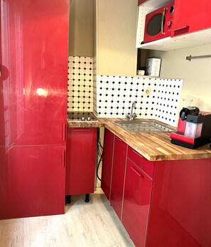 Geladeira, micro-ondas, cooktop, cafeteira/chaleira