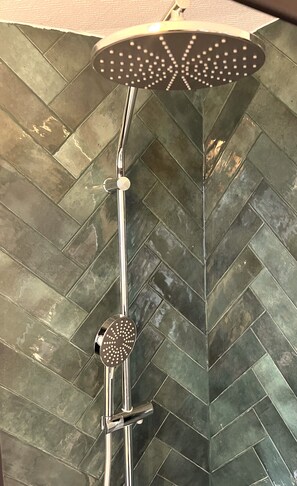 Hand-held showerhead - Studio Refait a Neuf en Plein Cœur de Paris Idéal Pour 2 Personnes (Paris)