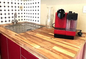 Kühlschrank, Mikrowelle, Herdplatte, Wasserkocher mit Kaffee-/Teezubehör