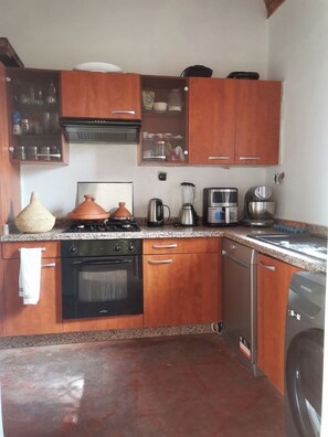 Réfrigérateur, un four, grille-pain