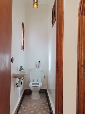 Séchoir à cheveux, serviettes fournies, savon, papier de toilette