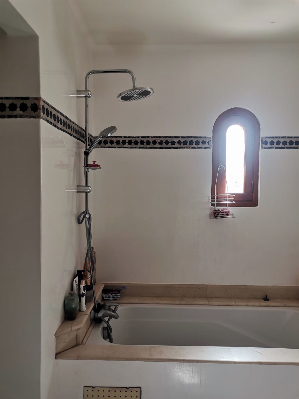 Secadora de cabello, toallas, jabón, papel de baño 