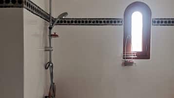 Secadora de cabello, toallas, jabón, papel de baño