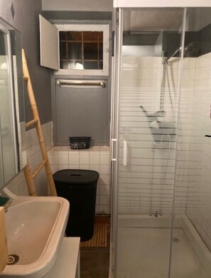 Suihku, hiustenkuivaaja, pyyhkeet