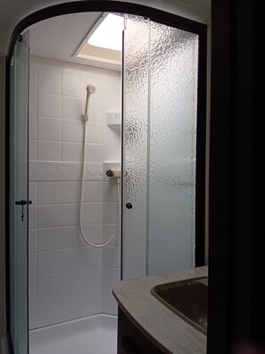 Secadora de cabello, toallas, jabón, papel de baño 