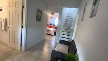 3 slaapkamers, een strijkplank/strijkijzer, reisbedje, gratis wifi