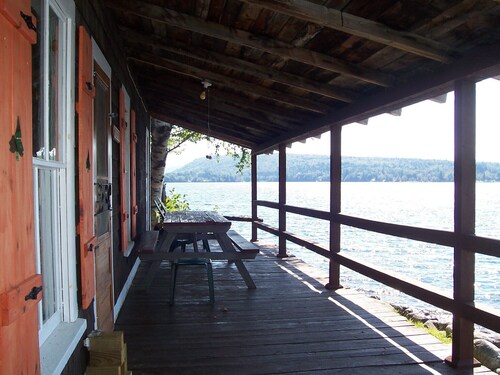 WATERFRONT COTTAGE in VT's Northeast Kingdom on pristine Echo Lake!  