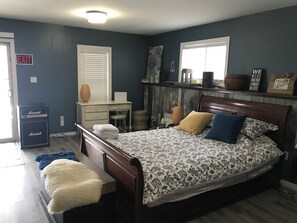 4 bedrooms, iron/ironing board, free WiFi, bed sheets