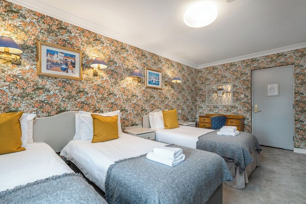 Standard Quadruple Room | Desk, laptop workspace, free WiFi, bed sheets - Troysgate House (Kilkenny)