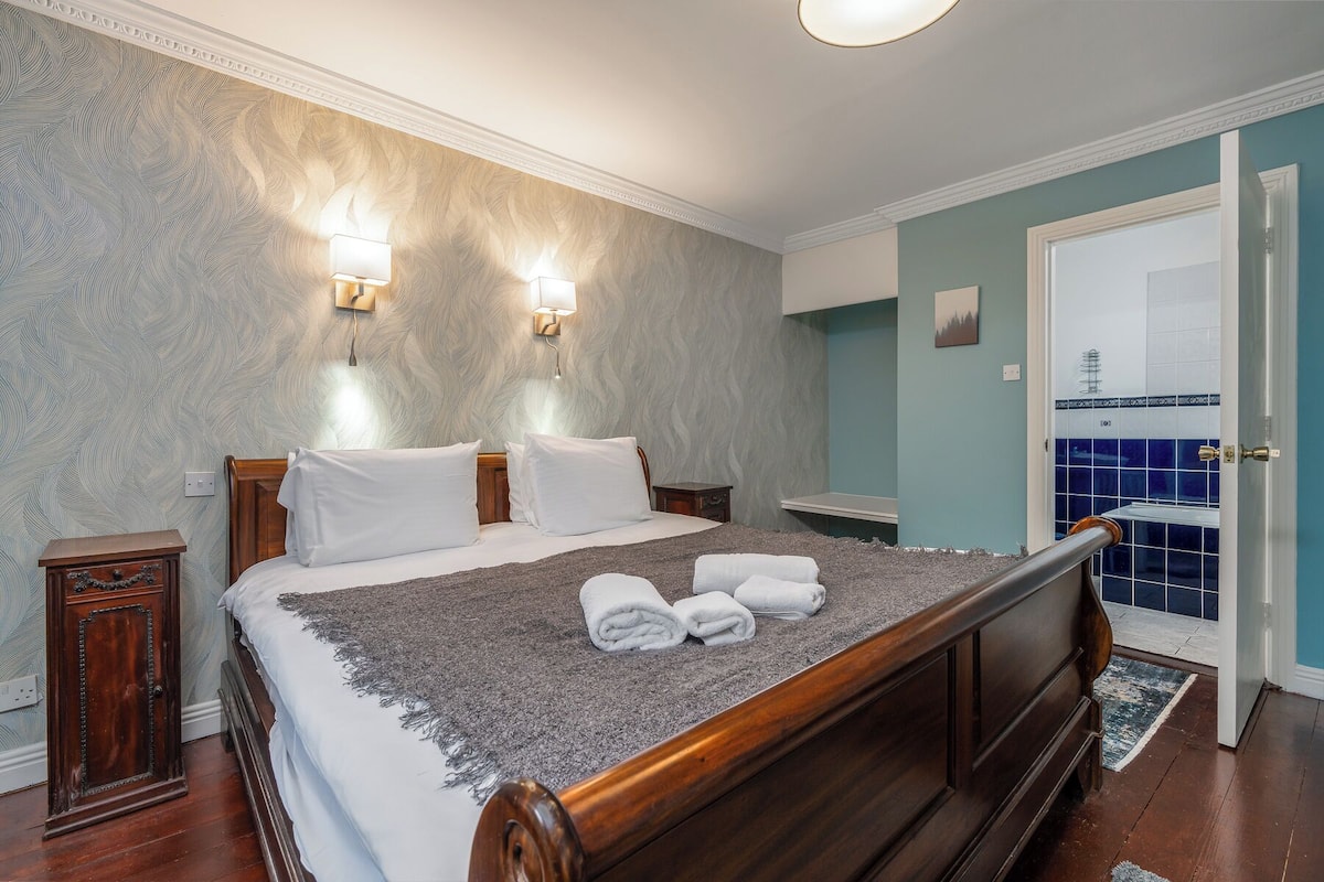 Comfort Double Room | Desk, laptop workspace, WiFi (free), bed sheets