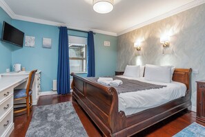 Comfort-dobbeltværelse | Skrivebord, arbejdsområde til bærbare computere, gratis Wi-Fi, sengetøj