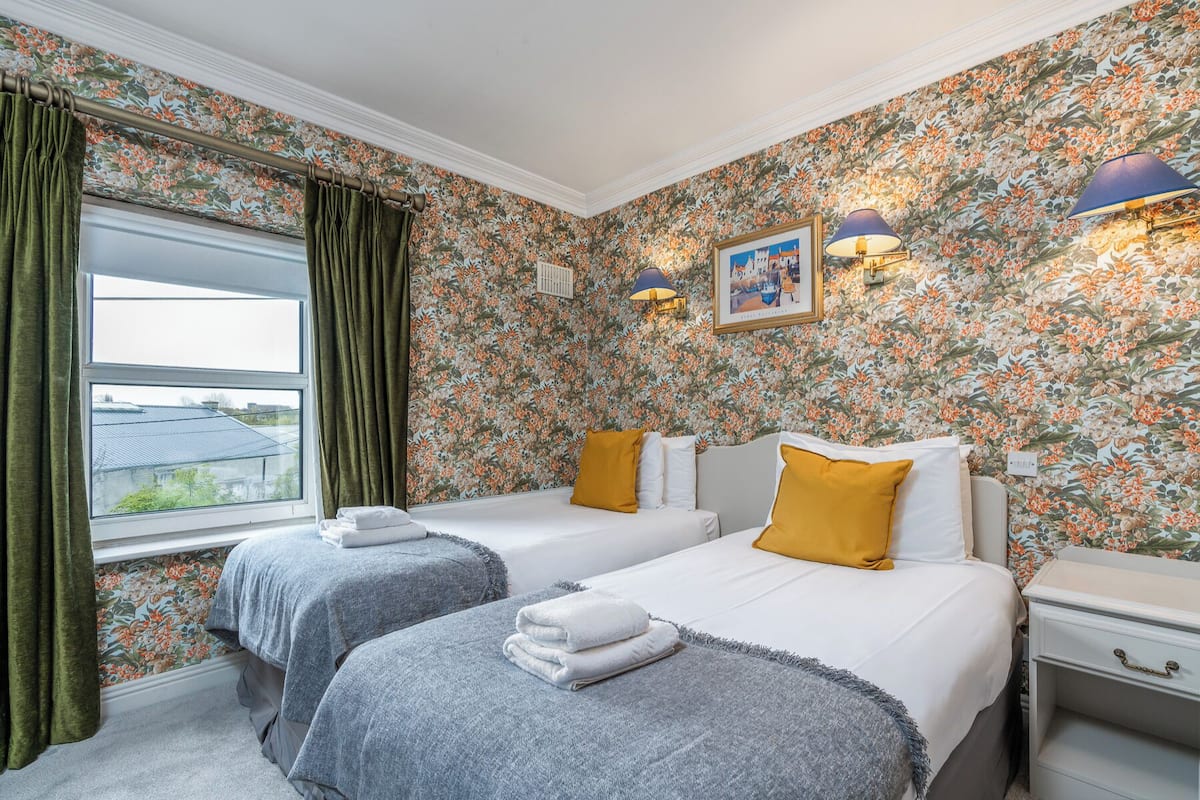Standard Twin Room | Desk, laptop workspace, WiFi (free), bed sheets