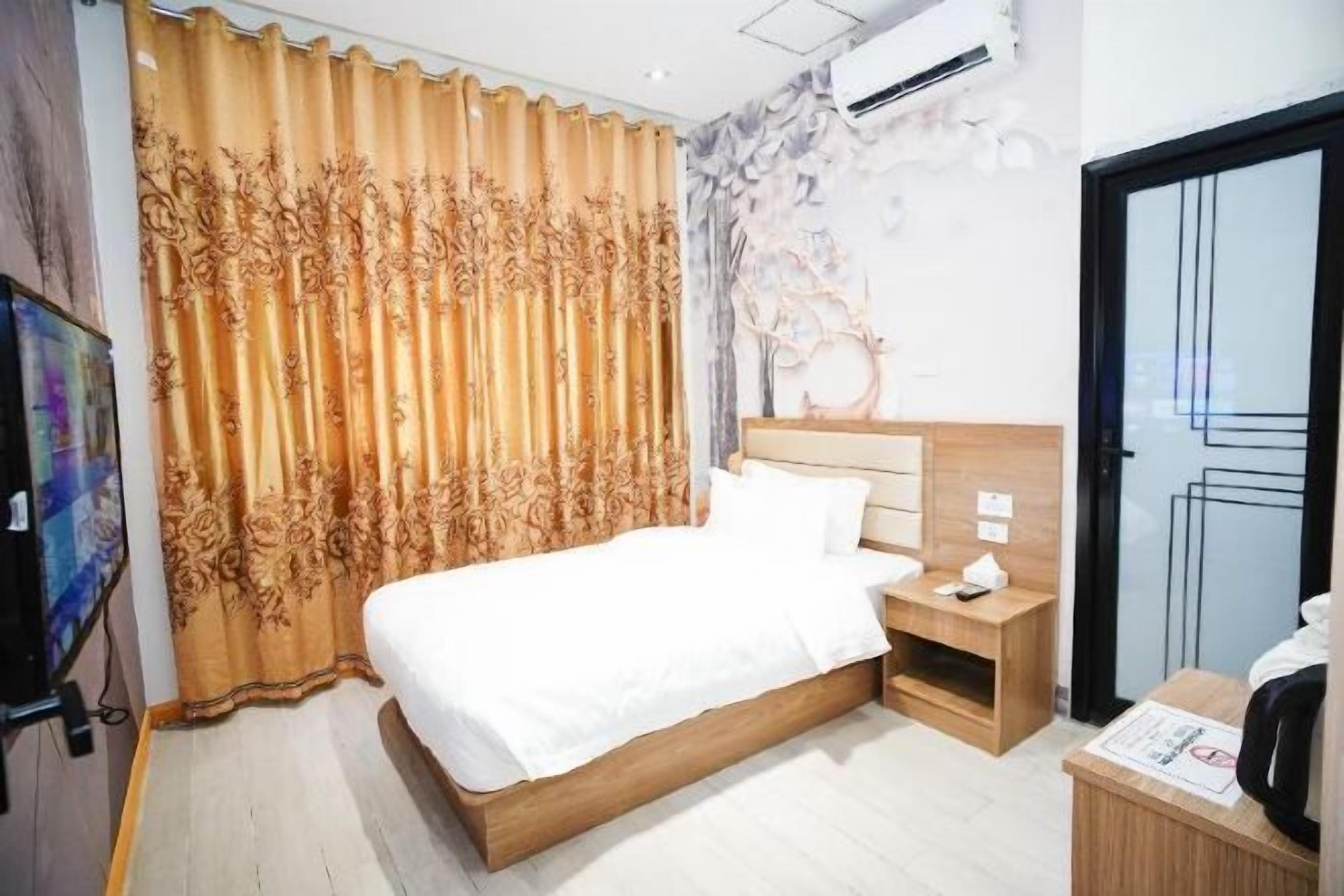 Premium bedding, individually decorated, individually furnished, desk