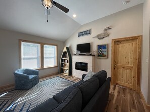 Smart-TV, Kamin, Bücher