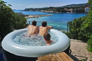 Outdoor spa tub - House in Bandol, Beachfront Access (Bandol)