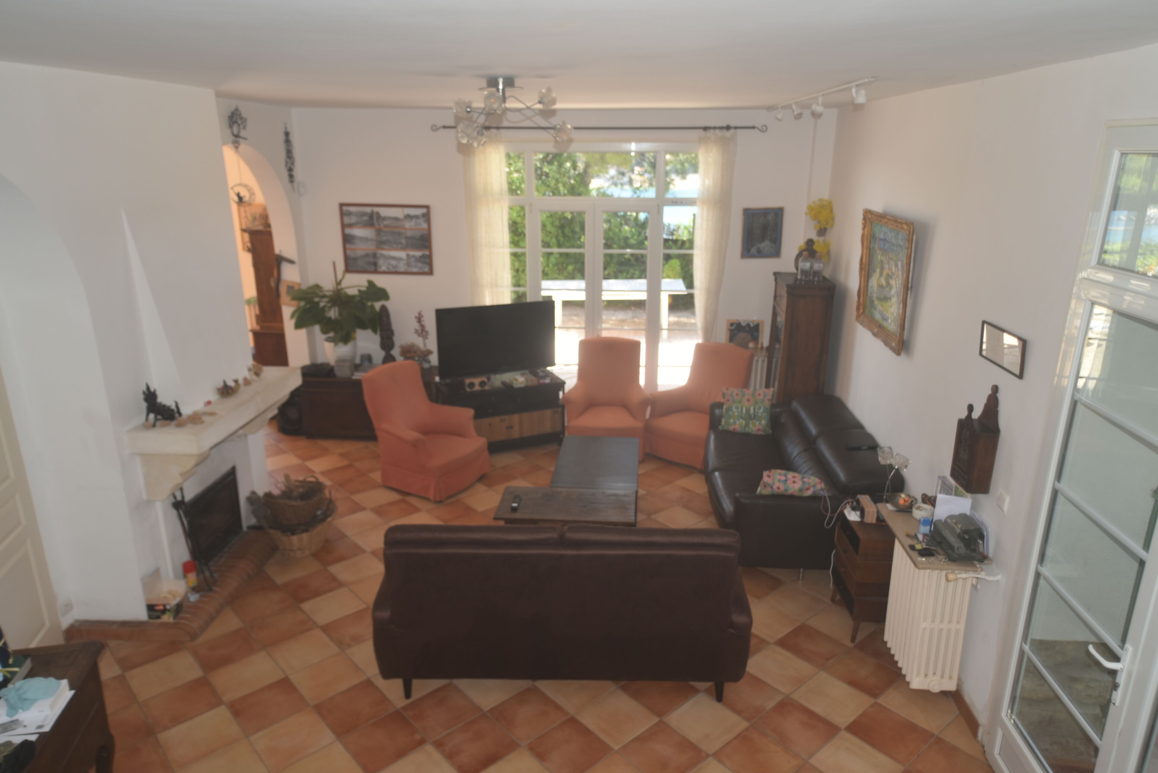 Smart TV, fireplace, video games, DVD player