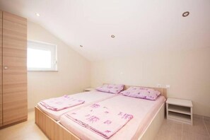 1 bedroom, free WiFi, bed sheets - Two bedroom apartment for 3 person (Jadranovo)