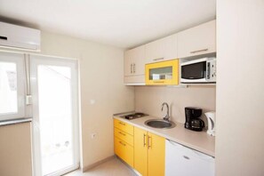 Fridge, microwave, stovetop, coffee/tea maker - Two bedroom apartment for 3 person (Jadranovo)