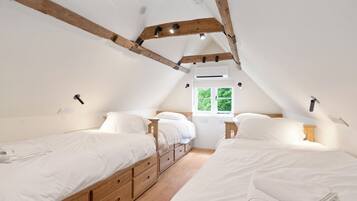 5 bedrooms, iron/ironing board, Internet, bed sheets