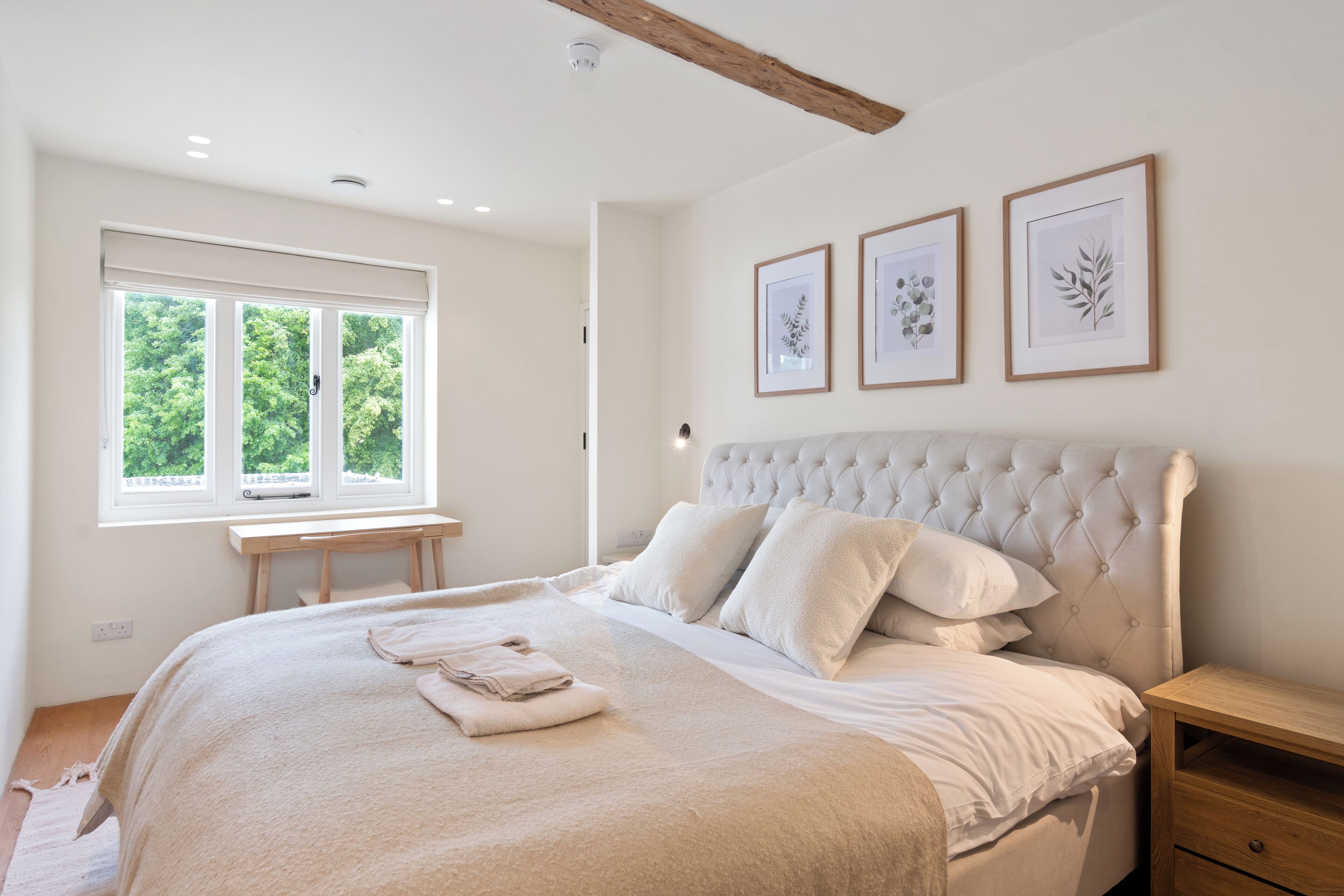 5 bedrooms, iron/ironing board, Internet, bed sheets