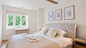 5 bedrooms, iron/ironing board, Internet, bed sheets