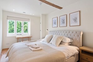 5 bedrooms, iron/ironing board, internet, bed sheets